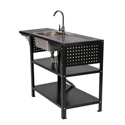 Console de cuisine extérieure noire avec évier en acier inoxydable, table d'appoint pliante, étagères de rangement perforées à 3 niveaux et robinet pivotant à 360°.