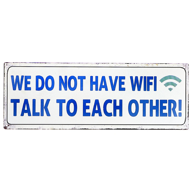 Plaque murale embossée en métal «We Do Not Have Wifi»