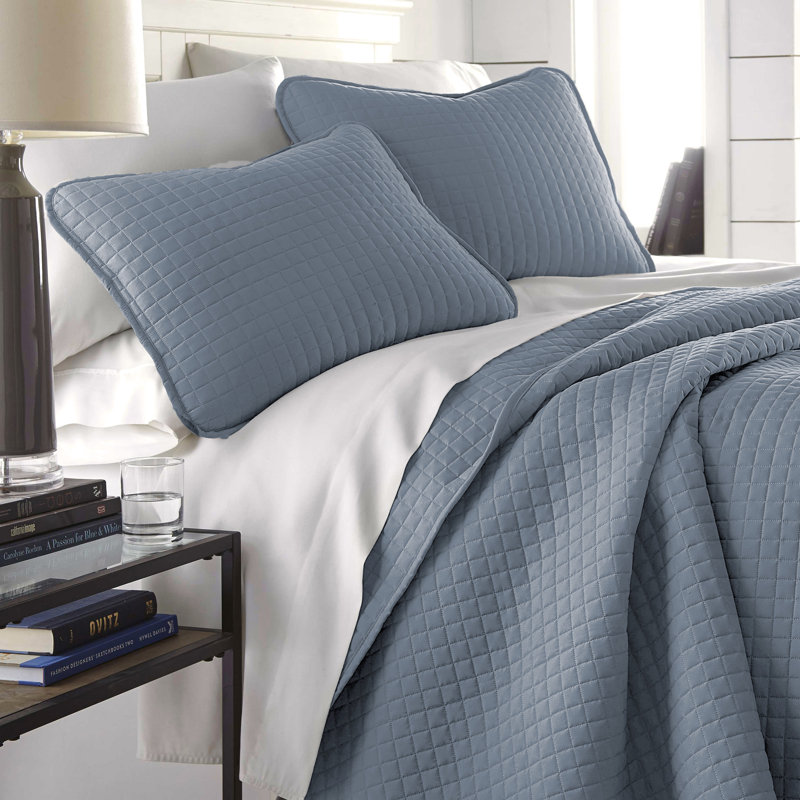 Vilano Springs ® Oversized, Light-Weight Hotel Quality Quilt Set with Matching Shams, King/Cal. King Quilt + 2 King Shams