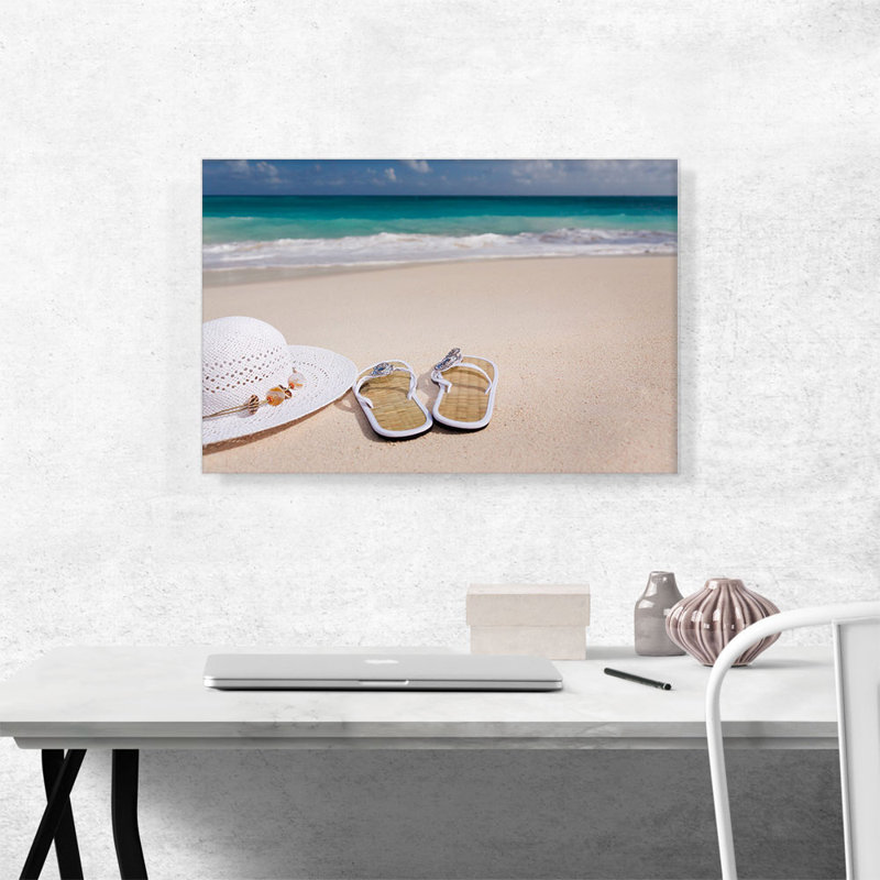 Chapeau et pantoufles sur la plage estivale - reproduction de photo sur toile tendue, H 18 po x l 26 po x P 1,5 po
