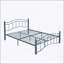 Grand lit en métal avec tête et pied de lit ondulés, bleu, structure en fer robuste et conception à profil bas-541662437