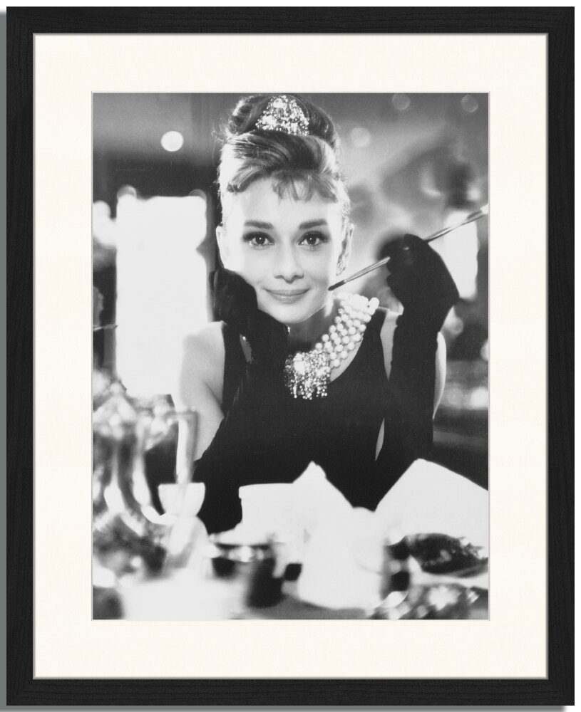 Gerahmtes Poster Audrey Hepburn in Breakfast bei Tiffanys