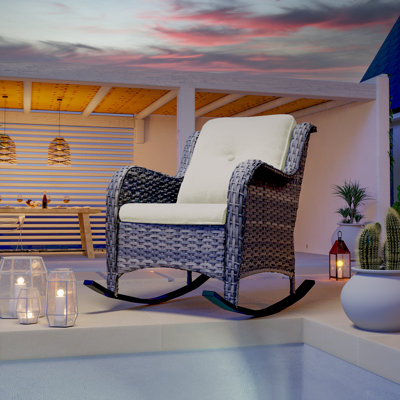 Chaise berçante d'extérieur en osier avec coussins