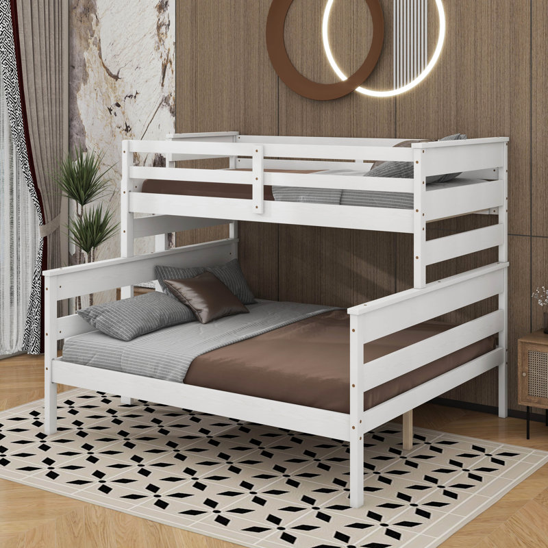 Lit simple superposé au-dessus d'un grand lit simple avec échelle