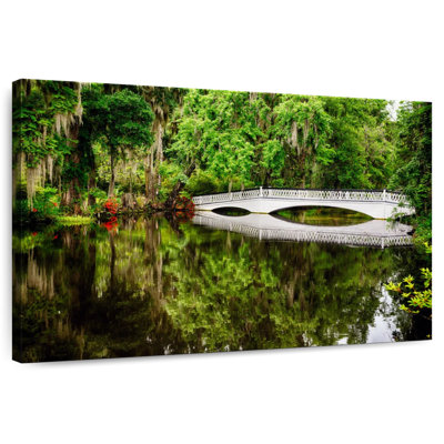Reflet d'une passerelle en bois blanc