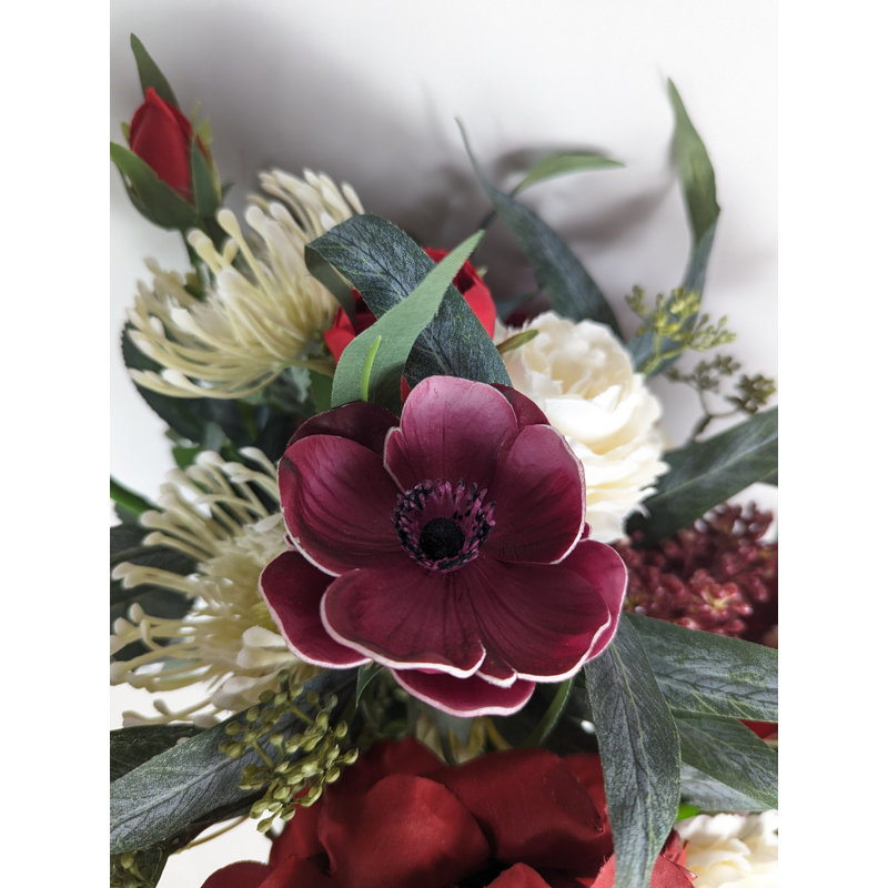 Arrangement de roses rouges en soie dans un vase