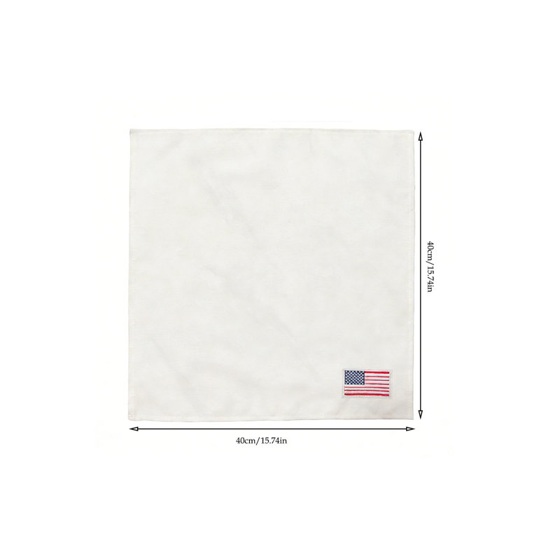 Nappe et napperons brodés avec cœurs, A