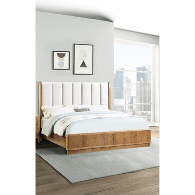 Lit grand format avec revêtement et finition en bois brun dans un design moderne pour l'esthétique du panneau de revêtement de chambre à coucher