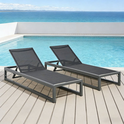 CHAISE LUNGE