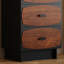 Petite armoire rétro à 3 tiroirs sur pied