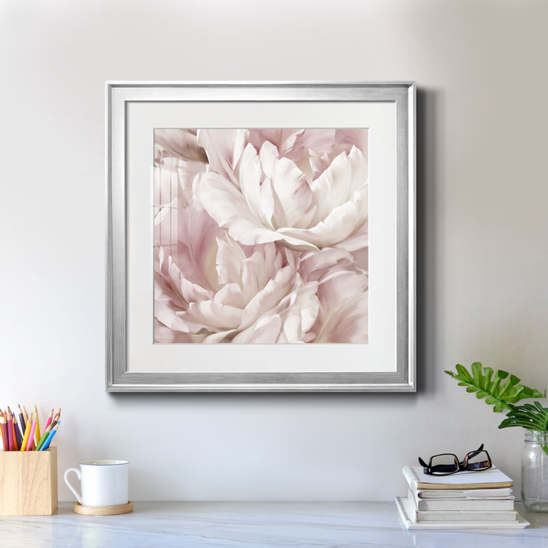 Intime rosé IV - Cadre photo, reproduction d'art sur papier, Papier avec cadre argenté, H 22,5 po x l 22,5 po x P 1,5 po