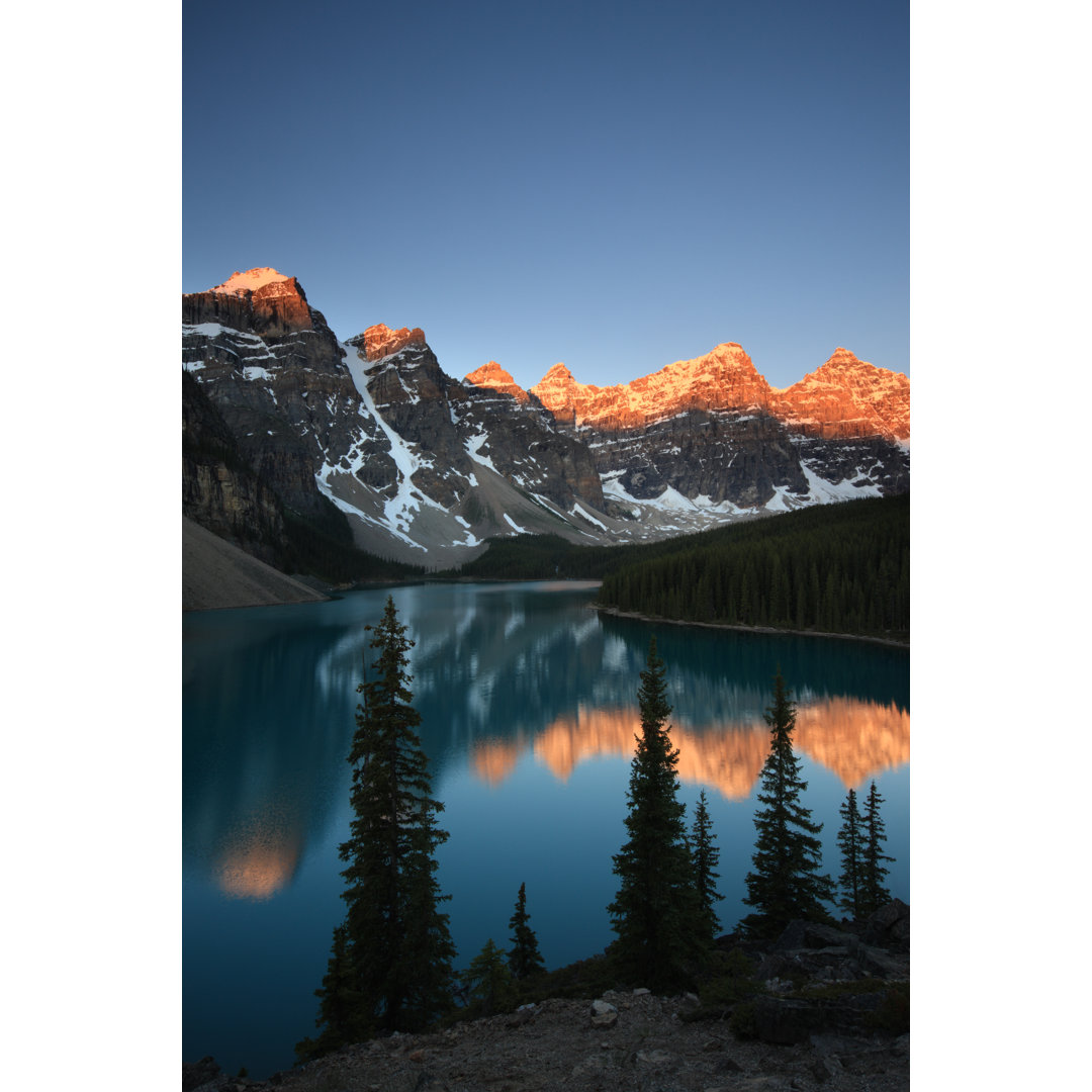 Magnificent Sunset View Of Moraine Lake, Canadian Rockies von Jeremy Edwards - Druck auf Leinwand ohne Rahmen