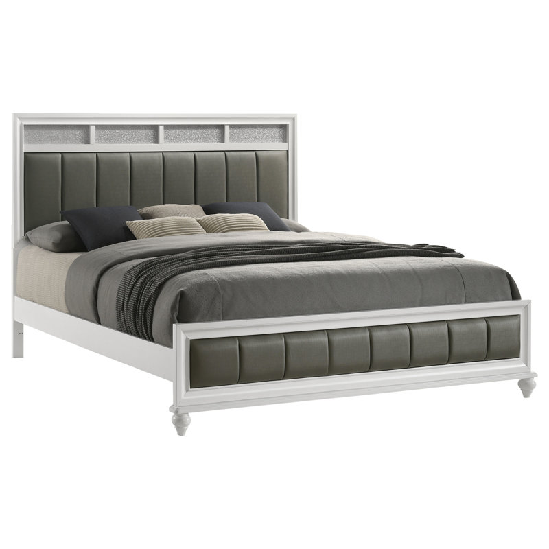Lit à panneaux très grand, bois blanc et métallique, décor de chambre à coucher avec finition orientale et décor