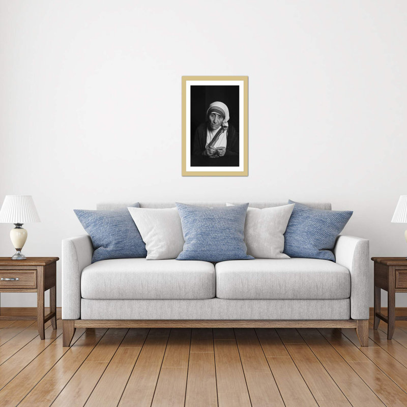 «Mother Teresa», photographie encadrée, H 24 po x l 16 po x P 1 po, Papier encadré doré