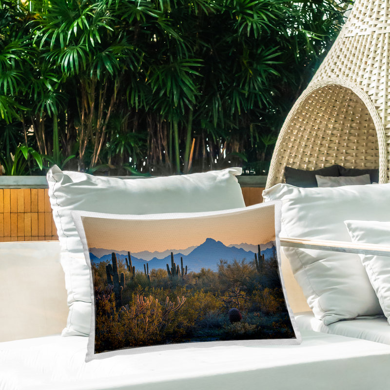 Coussin d'extérieur imprimé contrastant "Desertscape Scene" par Marty Hulsebos