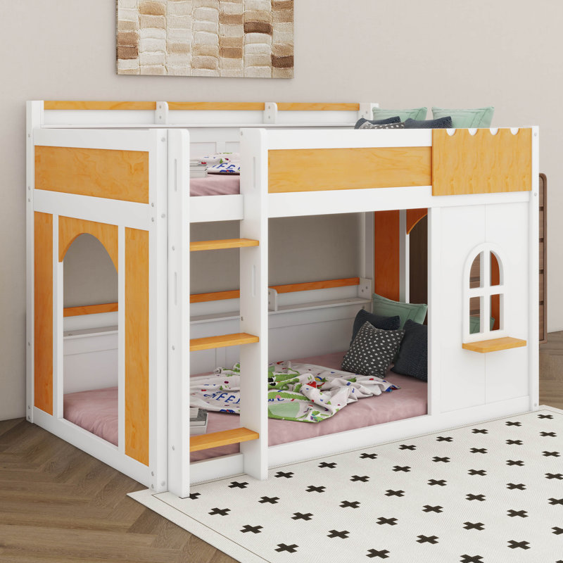 Lit superposé avec étagères de rangement, fenêtre et portes, plancher en bois massif. Lit superposé avec rangement, échelle et barrières de sécurité.