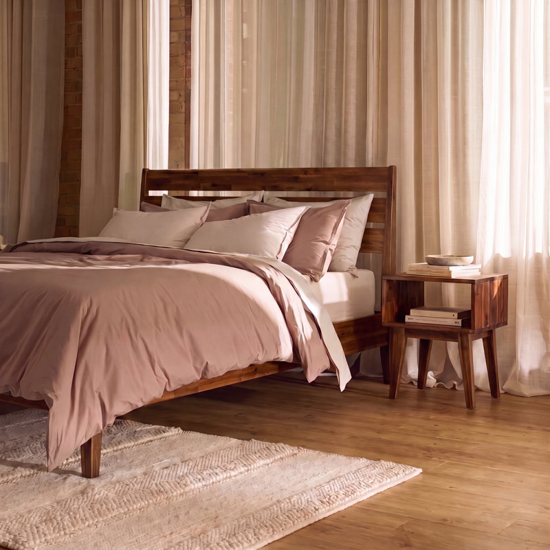 Ensemble de chambre à coucher pour lit très grand 2 pièces - Structure de lit plateforme en bois massif d'acacia Emery et table de chevet assortie, style campagne moderne Mid-Century, finition noyer, capacité de 800 lb, aucun sommier nécessaire
