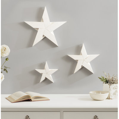 Trois étoiles décoratives en bois