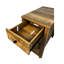 Table de chevet brune avec fonction de chargement. Abondante option de rangement pour tiroir et porte de grange. Fabrication en panneau de particules. Fonctionnement simple de la table de bout. Vaste panneau de particules. Simple