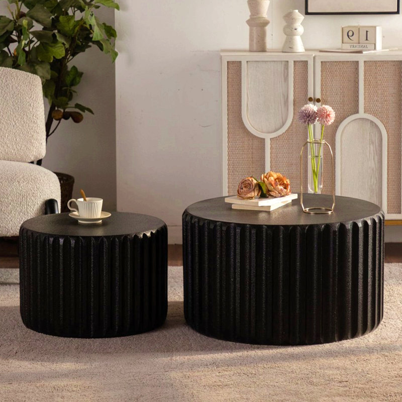 Ensemble de tables basses rondes festonnées noires