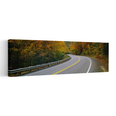 «Road passant à travers une forêt», route sinueuse, New Hampshire, États-Unis