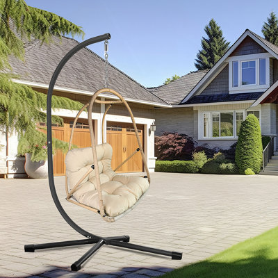 Balancelle pliable avec support, porte-gobelet et coussin pour le confort et la commodité à l'intérieur comme à l'extérieur.