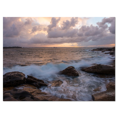 «Cloudy Sky and Stormy Waves in Sydney Large Seashore», reproduction de photo sur toile tendue