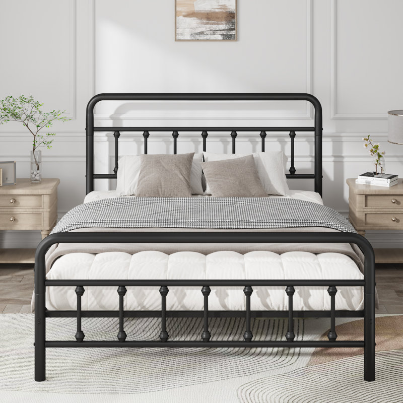 Cadre de lit double, métal noir, structure robuste et stable, rangement sous le lit, sans sommier, tête de lit haute, lignes épurées, matériau texturé, grand espace de rangement pour valises et effets personnels.