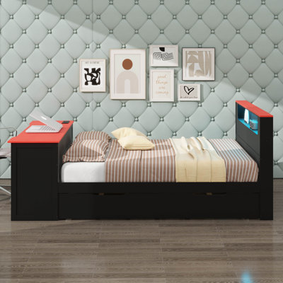 Le lit de jour Timber est livré avec un lit escamotable, un bureau, un éclairage à DEL et une connexion USB