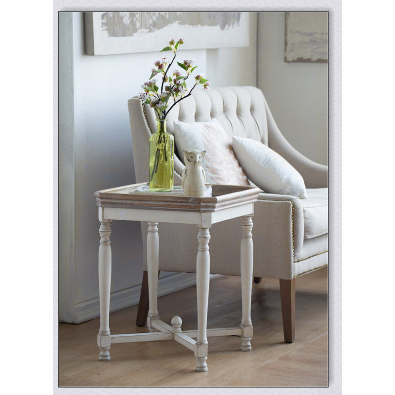 Table d'appoint carrée Alcott avec finition unique et fabrication en bois naturel durable, parfaite pour les maisons modernes et traditionnelles.
