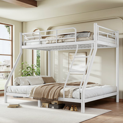 Lits peu encombrants, lit simple superposé au-dessus d'un grand lit en métal, chambre à coucher moderne