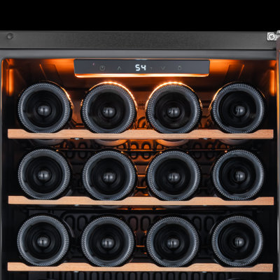 Cave à vin Ca'Lefort de 43 cm de large, d'une capacité de 28 bouteilles, à pose libre et à zone unique, avec étagères en bois et éclairage DEL tricolore.