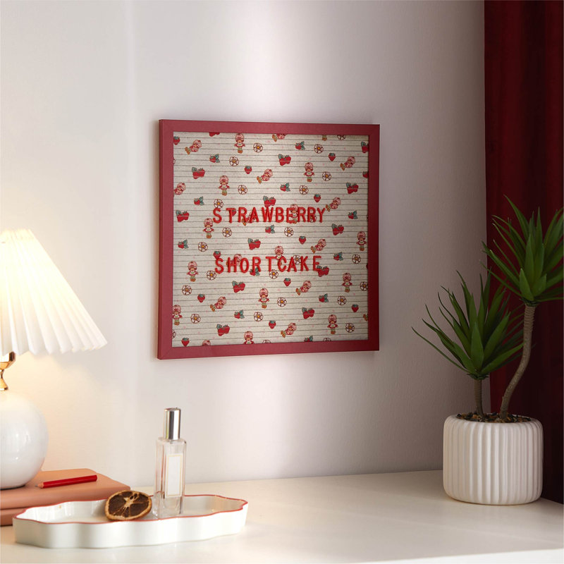 Bloc-notes Strawberry Shortcake 12 po x 12 po avec cadre en panneau de fibres à densité moyenne, comprenant 145 caractères