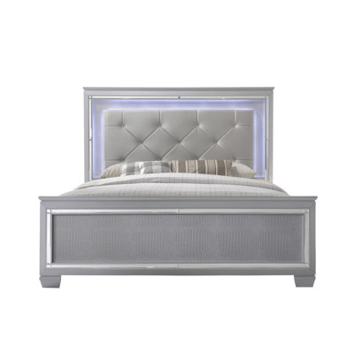 1pièce moderne grand lit à DEL avec revêtement en similicuir et panneau de pied biseauté avec accents de miroir et pied de lit texturé au fini beige argenté
