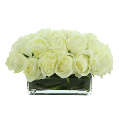 Roses disposées dans un vase en verre