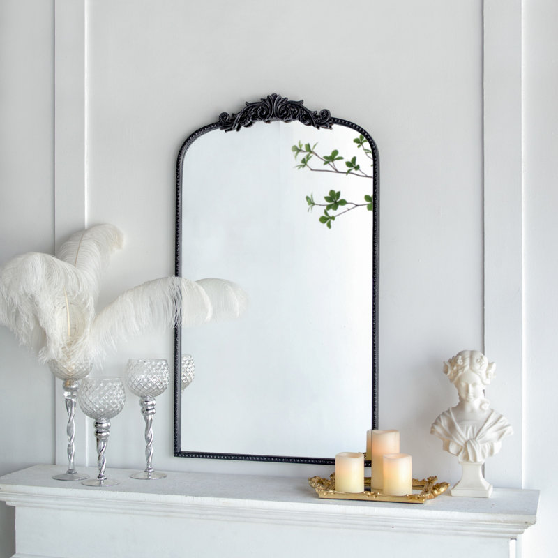Miroir de conception classique avec cadre d'inspiration baroque pour la salle de bain, console de vestibule posée contre le mur