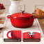 Cocotte en fonte émaillée avec couvercle-128922706