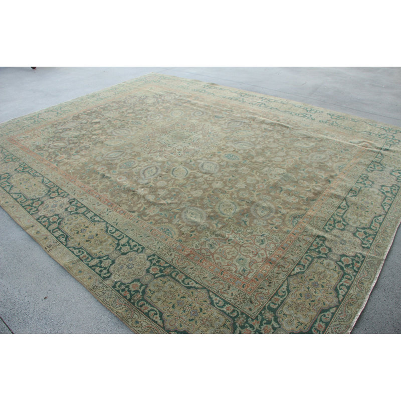 Tapis traditionnel turc dans des tons doux avec un motif floral orné pour une décoration élégante en vert et beige