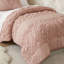Ensemble d'édredon doux et confortable, parfait pour une bonne nuit de sommeil et ajoutant une touche de féminité à votre chambre à coucher.-120903177-120903179