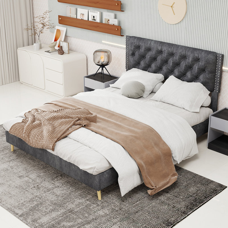 Lit tapissier en velours, grand lit gris, avec une tête de lit majestueuse. Convient à un décor de chambre à coucher haut de gamme