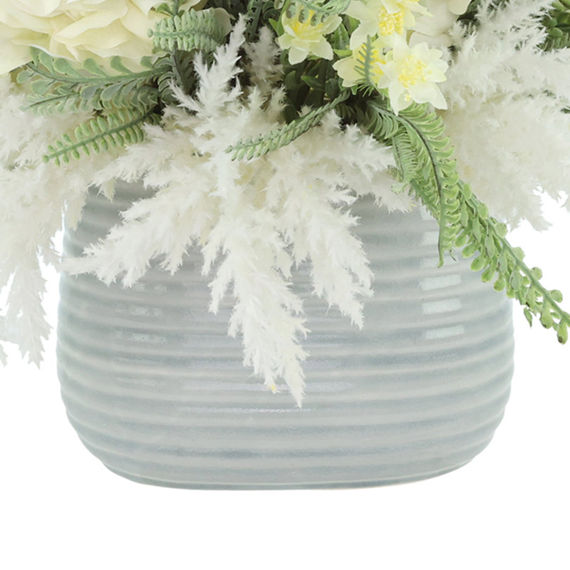Hortensias, pampas et fougères disposés dans un pot en céramique