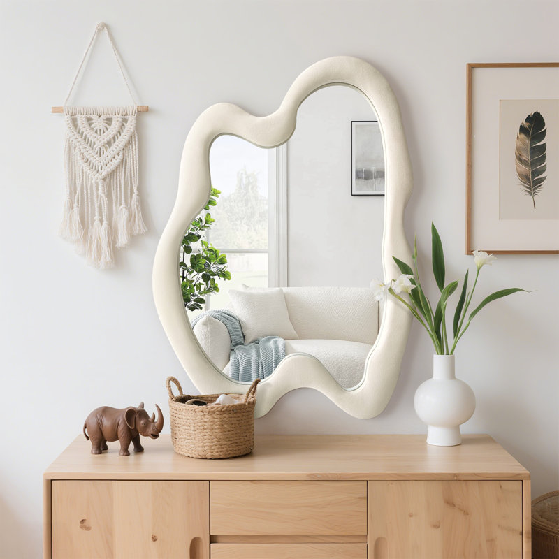 Miroir mural décoratif de forme irrégulière avec cadre enveloppé de velours, Beige, 28 po x 20 po