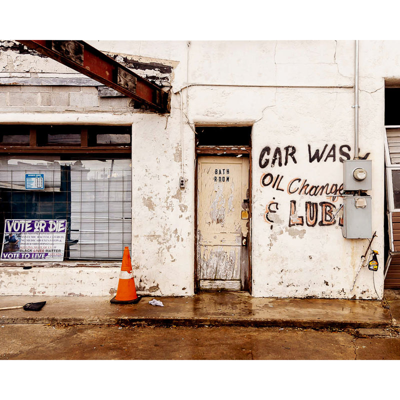 «Car Wash On Water Ave», art mural par Sydney A. Foster | Photographie de la série 2020, promenades dans le sud