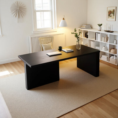 Bureau d'étude moderne en bois avec pieds créatifs