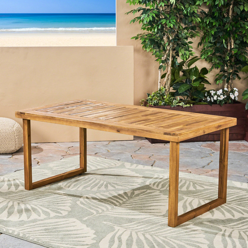 Table d'extérieur en bois de 69 po au fini naturel, ajoutant de l'élégance à votre élégante finition de salle à manger pour des soupers mémorables