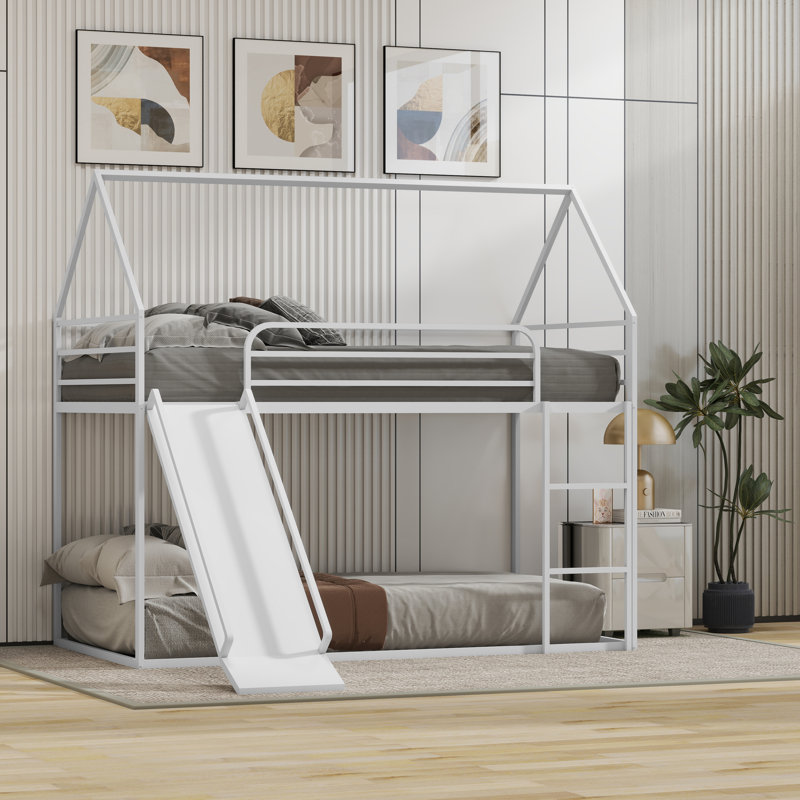 Lit simple au-dessus d'un lit simple