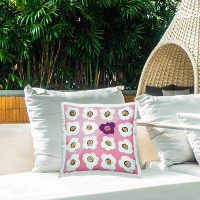 Coussin d'extérieur imprimé de fleurs blanches et de triangles mauves par Ruth Fromstein