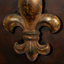 Décoration murale en métal suspendue fleur de lys bronze avec support à volutes