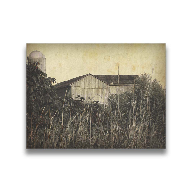 Grange au-delà de l'herbe par Hal Halli. Impression sur papier - Montée et encadrée avec de l'acrylique transparent, taille de l'image
