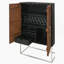 Armoire de bar sophistiquée à 2 portes avec éléments décoratifs et beaucoup de rangement pour recevoir dans n'importe quel espace de vie